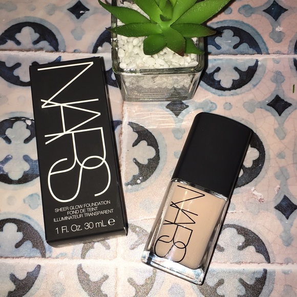 NARS Oslo Sheer Glow Foundation BNIN ๐๐โจ Light 1 - Picture 2 of 8
